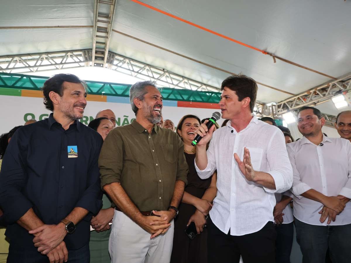 Elmano entrega ambulância e autoriza pavimentação em Mulungu