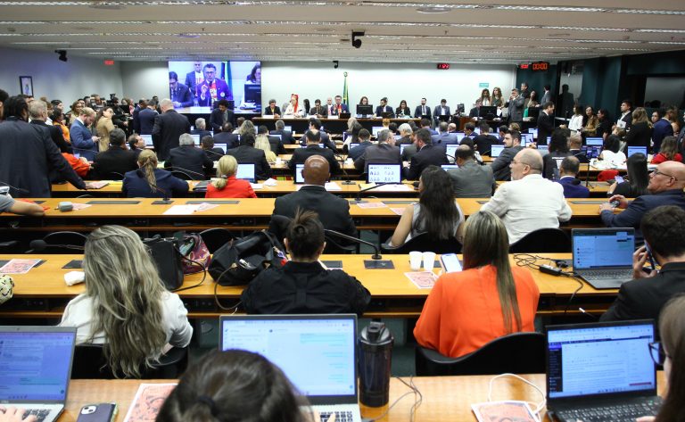 Comissão aprova parecer sobre redução da jornada de trabalho